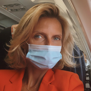 Sylvie Tellier, visage masqué en avion, révèle qu'une candidate de Miss Midi-Pyrénées a été éliminée.