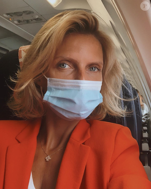 Sylvie Tellier, visage masqué en avion, révèle qu'une candidate de Miss Midi-Pyrénées a été éliminée.