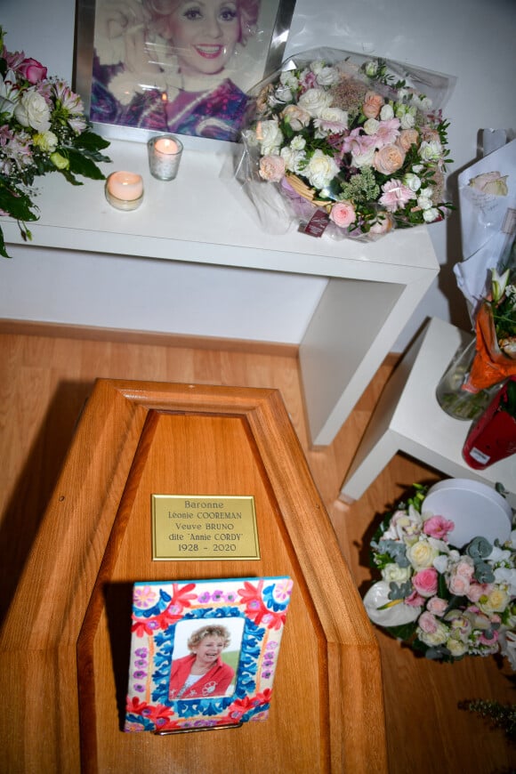 Annie Cordy - Les fans se recueillent sur le cercueil de la chanteuse à Cannes le 11 septembre 2020. © Lionel Urman / Bestimage