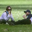 Exclusif - Chris Evans et sa nouvelle compagne Lily James mangent des glaces dans un parc au centre de Londres le 9 juillet 2020. Ils portement des masques pour se déplacer lors de l'épidémie de Coronavirus (COVID-19).   