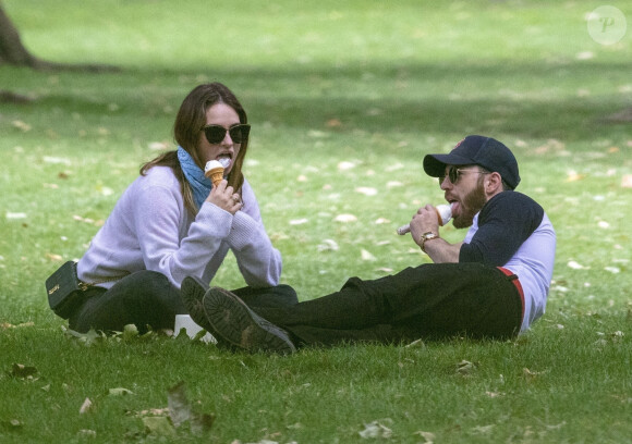 Exclusif - Chris Evans et sa nouvelle compagne Lily James mangent des glaces dans un parc au centre de Londres le 9 juillet 2020. Ils portement des masques pour se déplacer lors de l'épidémie de Coronavirus (COVID-19). 