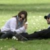 Exclusif - Chris Evans et sa nouvelle compagne Lily James mangent des glaces dans un parc au centre de Londres le 9 juillet 2020. Ils portement des masques pour se déplacer lors de l'épidémie de Coronavirus (COVID-19). 