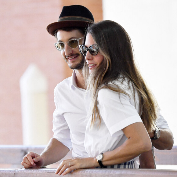 Exclusif - Pierre Niney et sa femme Natasha Andrews arrivent à Venise pour la 77ème édition du festival international du film de Venise (Mostra) le 2 septembre 2020.