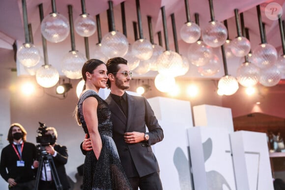 Natasha Andrews et son mari Pierre Niney lors du red carpet du film "Amants" lors de la 77ème édition du festival international du film de Venise (Mostra) le 3 septembre 2020.