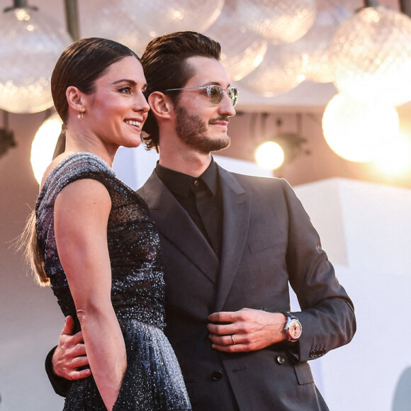 Natasha Andrews et son mari Pierre Niney lors du red carpet du film "Amants" lors de la 77ème édition du festival international du film de Venise (Mostra) le 3 septembre 2020.