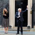 Boris Johnson et sa compagne Carrie Symonds, jeunes parents, applaudissent le personnel soignant pendant l'épidémie de coronavirus (Covid-19) devant leur résidence à Londres. En mai 2020.