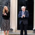 Boris Johnson et sa compagne Carrie Symonds, jeunes parents, applaudissent le personnel soignant pendant l'épidémie de coronavirus (Covid-19) devant leur résidence à Londres. En mai 2020.