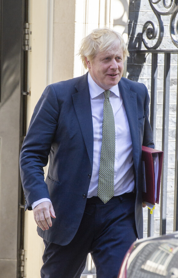 Boris Johnson quitte sa résidence tandis qu'une livraison arrive pour son nouveau-né à Londres, le 6 mai 2020.