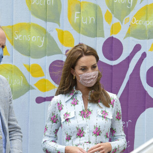 Le prince William, duc de Cambridge, et Kate Middleton, duchesse de Cambridge, en visite à la maison de retraite "Shire Hall Care Home" à Cardiff pour rencontrer le personnel, les résidents et leurs familles, le 5 août 2020.