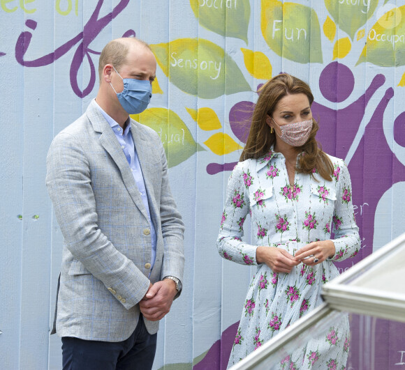 Le prince William, duc de Cambridge, et Kate Middleton, duchesse de Cambridge, en visite à la maison de retraite "Shire Hall Care Home" à Cardiff pour rencontrer le personnel, les résidents et leurs familles, le 5 août 2020.
