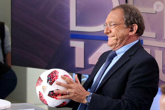 Jean-Pierre Pernaut (avec un ballon de football de la Coupe du Monde dans les mains), présentateur pour TF1 du défilé militaire du 14 Juillet sur les Champs-Elysées à Paris. Le 14 juillet 2018 © Stéphane Lemouton / Bestimage