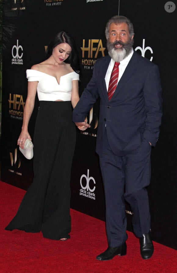 Rosalind Ross enceinte et son compagnon Mel Gibson à la 20ème soirée annuelle Hollywood Film Awards à l'hôtel Beverly Hilton dans le quartier de Beverly Hills à Los Angeles, Californie, Etats-Unis, le 6 novembre 2016.