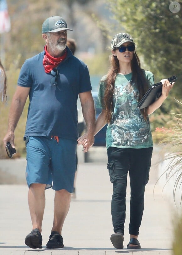 Exclusif - Mel Gibson se balade main dans la main avec sa compagne Rosalind Ross dans le quartier de Malibu à Los Angeles pendant l'épidémie de coronavirus (Covid-19), le 20 août 2020