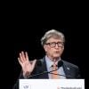 Bill Gates à la tribune de la 6ème conférence de reconstitution des ressources du Fonds mondial de lutte contre le Sida, la TB et la Malaria à Lyon le 10 octobre 2019. © Stéphane Lemouton / Bestimage 