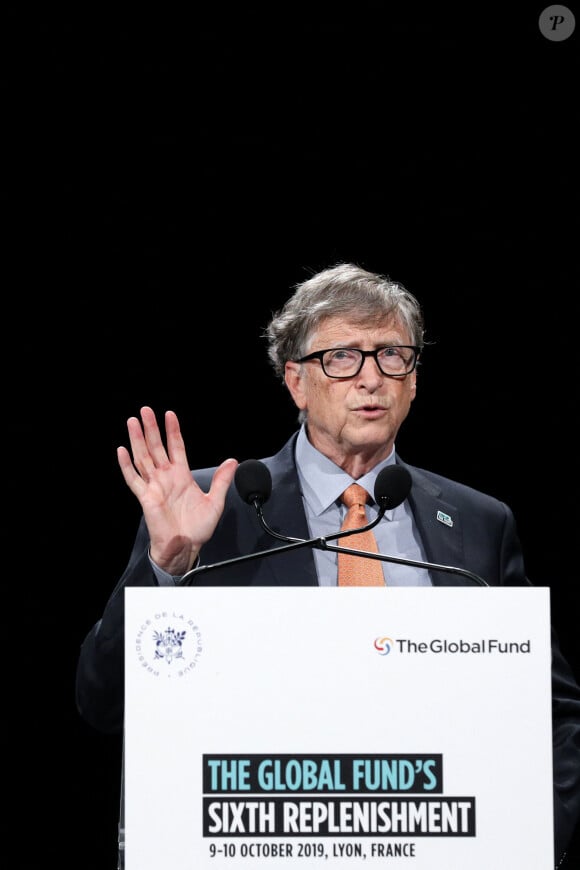 Bill Gates à la tribune de la 6ème conférence de reconstitution des ressources du Fonds mondial de lutte contre le Sida, la TB et la Malaria à Lyon le 10 octobre 2019. © Stéphane Lemouton / Bestimage 