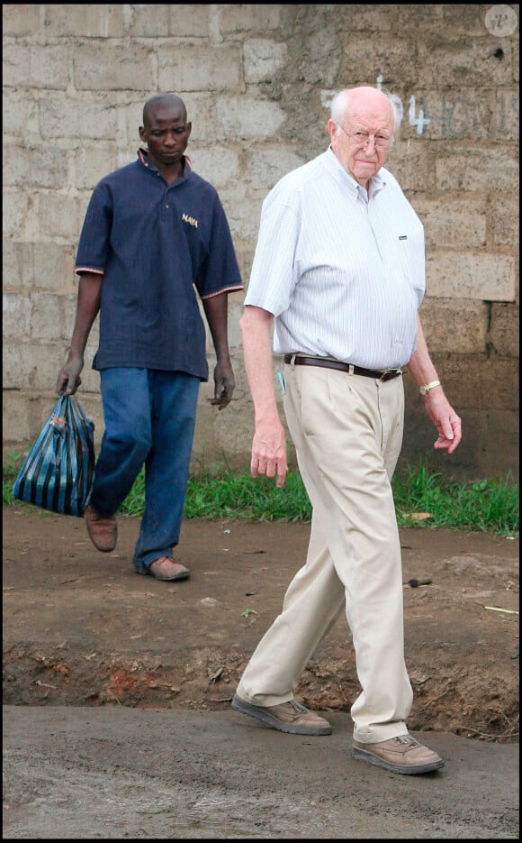 William Henry Gates en voyage en Zambie mandaté par la fondation Bill et Melinda Gates, en 2007.
