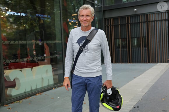 Denis Brogniart arrive dans les studios de RMC à Paris le 25 août 2020. © Panoramic / Bestimage