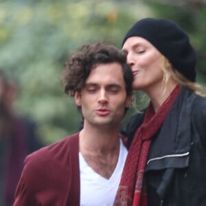 Uma Thurman et Penn Badgley sur le tournage de la série "The Slap" à New York, le 16 décembre 2014