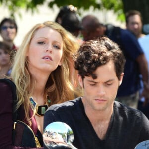 Blake Lively et Penn Badgley sur le tournage de "Gossip Girl", le 28 août 2012. 