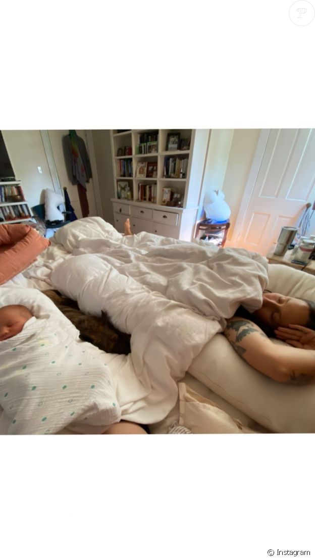Domino Kirke dévoile une photo de son fils avec son mari, l'acteur Penn Badgley, le 20 septembre 2020.