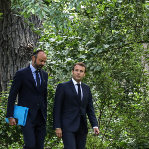 Le président français Emmanuel Macron accompagné du premier ministre Edouard Philippe prononce un discours lors d'une réunion avec les membres de la Convention des citoyens sur le climat (CCC) pour discuter des propositions environnementales au Palais de l'Elysée à Paris, France, 29 juin 2020. © Stéphane Lemouton / Bestimage 