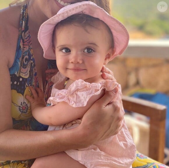 La comédienne et scénariste Victoria Bedos a partagé de craquantes photos de sa fille Zelda, sur Instagram. Août 2020.