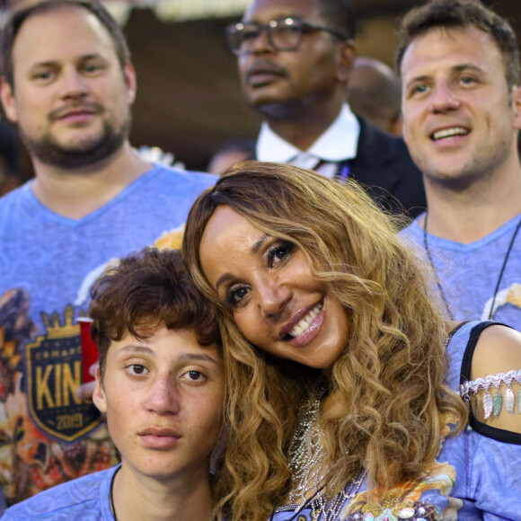 Cathy Guetta et son fils Tim Elvis sont venus assister au défilé des meilleurs écoles de samba, celle du groupe spécial. Ils ont assisté aux défilés dans la loge "King" une loge haut de gamme où de nombreuses personnalités viennent assister au carnaval de Rio. Rio de Janeiro le 4 Mars 2019. © Denis Raphaël / Carnavalderio.fr / Bestimage