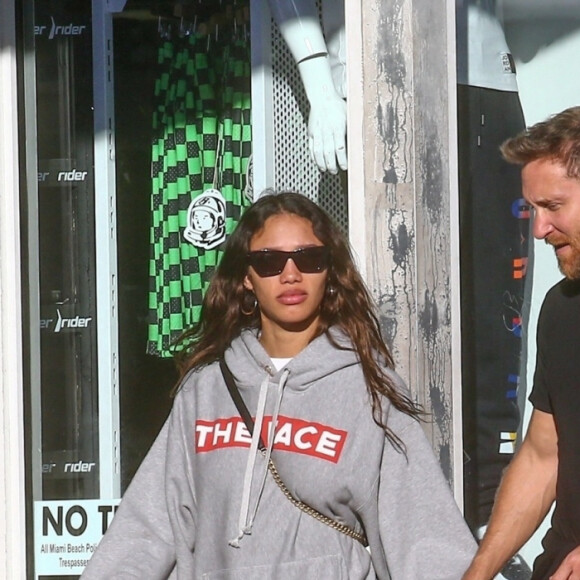 David Guetta et sa compagne Jessica Ledon se baladent en amoureux le long de la plage de Miami en Floride, le 20 novembre 2019.