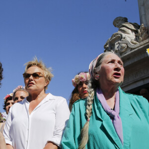 Anne le Nen et sa compagne Muriel Robin - Rassemblement contre les violences faites aux femmes, Place de la République à Paris. Le 6 juillet 2019 © Stephen Caillet / Panoramic / Bestimage