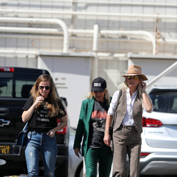 Laeticia Hallyday est allée déjeuner au restaurant français "Ladurée Beverly Hills" en compagnie de sa mère Françoise Thibault et une amie Elodie Piège à Los Angeles le 15 mars 2019.