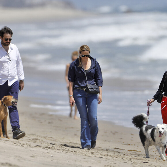 Laeticia Hallyday accompagnée de sa chienne Cheyenne va déjeuner avec Jean-François Piège et sa femme Elodie, Yaël Abrot, Christina accompagnée de sa chienne et Ezra Petronio avec sa compagne Lana Petrusevych au restaurant Nobu à Malibu le 10 mai 2018.