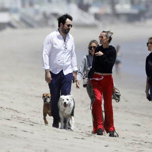 Laeticia Hallyday accompagnée de sa chienne Cheyenne va déjeuner avec Jean-François Piège et sa femme Elodie, Yaël Abrot, Christina accompagnée de sa chienne et Ezra Petronio avec sa compagne Lana Petrusevych au restaurant Nobu à Malibu le 10 mai 2018.