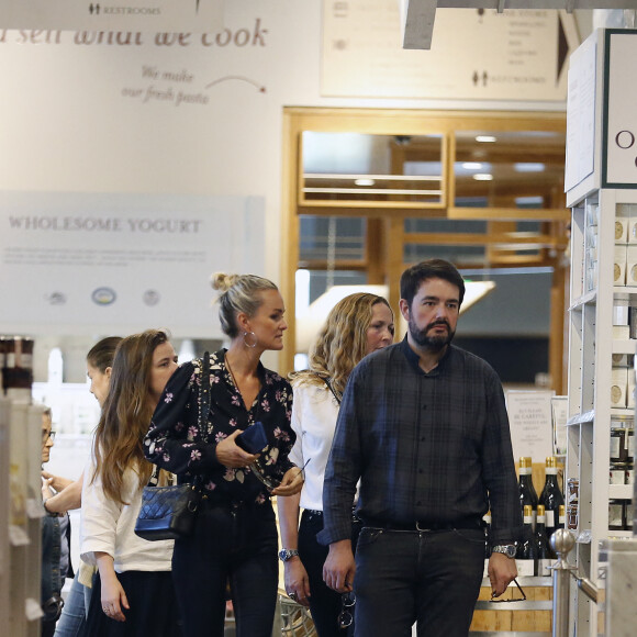 Laeticia Hallyday et son amie Yaël Abrot ont retrouvé Jean-François Piège et sa femme Elodie pour un déjeuner dans le restaurant "Din Tai Fung" au centre commercial Westfield Century City à Beverly Hills le 7 mai 2018.