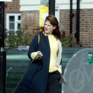 Exclusif - Kit Harington ("Games of Thrones") et sa femme Rose Leslie promènent leur chien à Londres, le 25 septembre 2020.