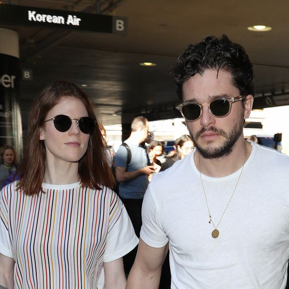 Kit Harington et sa femme Rose Leslie, main dans la main, prennent un avion à l'aéroport de Los Angeles, le 6 janvier 2020.