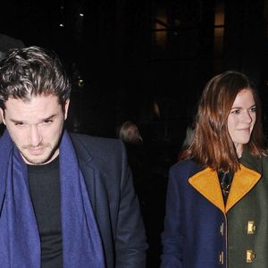 Kit Harington et sa femme Rose Leslie quittent l'église St Botolph-without-Bishopsgate après avoir participé à la soirée de chants de Noël de l'association "MS Society" à Londres, le 10 décembre 2019.