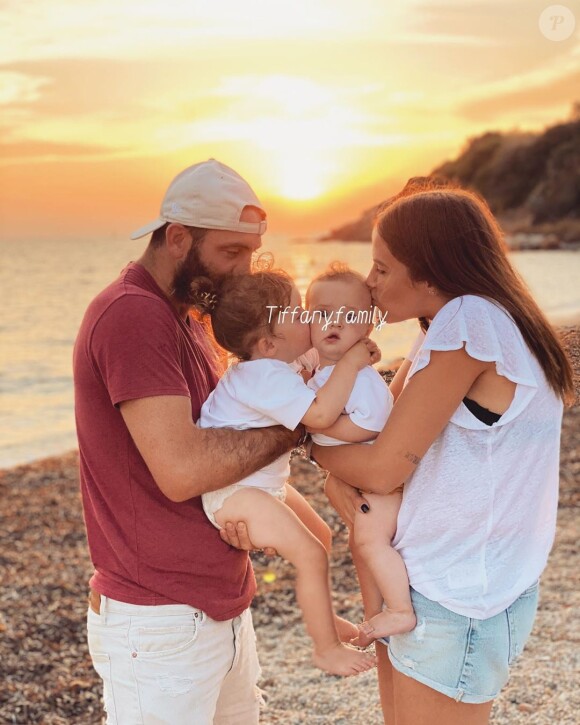 Tiffany et Justin à la plage avec leurs filles Zélie et Romy, le 16 août 2020