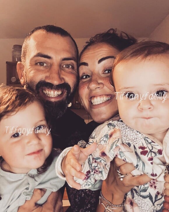 Tiffany de "Mamans et Célèbres" avec son mari Justin et leurs filles Zélie et Romy
