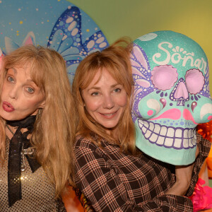 Julie Depardieu et Arielle Dombasle à la soirée "Dia De Muertos" organisée par la marque Téquila Patron dans le but de faire découvrir le rituel de Dia de Muertos (le jour de smorts), célébration mexicaine inscrite au patrimoine culturel immatériel de l'humanité de l'UNESCO. Pour l'occasion, la marque Tequila Patron a reçu ses convives au Club de la Nature et de la Chasse, transformé pour l'occasion en véritable hacienda mexicaine, un univers folklorique et coloré. Paris. le 1er novembre 2019. © Ramsamy Veeren/Bestimage