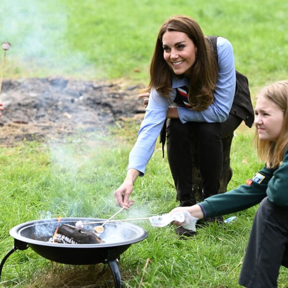 Kate Middleton, duchesse de Cambridge, et nouvelle co-présidente de l'Association Scoute, fait des activités de plein air avec un club de scouts "2th Northolt Scouts" à Londres, le 29 septembre 2020.