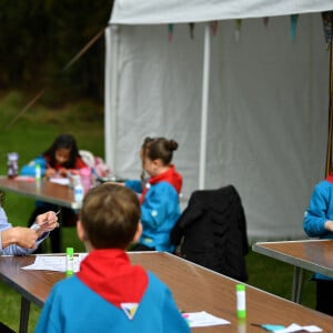 Kate Middleton, duchesse de Cambridge, et nouvelle co-présidente de l'Association Scoute, fait des activités de plein air avec un club de scouts "2th Northolt Scouts" à Londres, le 29 septembre 2020.