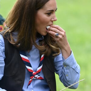 Kate Middleton, duchesse de Cambridge, et nouvelle co-présidente de l'Association Scoute, fait des activités de plein air avec un club de scouts "2th Northolt Scouts" à Londres, le 29 septembre 2020.