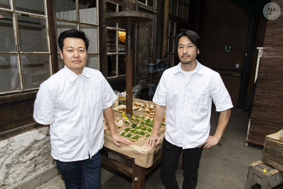 Exclusif - Le chef Taku Sekine et son cuisinier lors de la soirée "Kill The Duckface" pour le lancement en avant-première de Panza Paille dans la salle de réception La Cartonnerie à Paris, France, le 2 avril 2019. © Pierre Perusseau/Bestimage