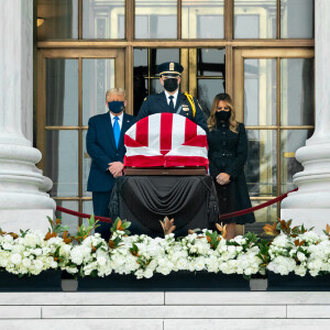 Donald Trump et son épouse Melania rendent hommage à la juge Ruth Bader Ginsburg à la Cour suprême de Washington, le 24 septembre 2020. 