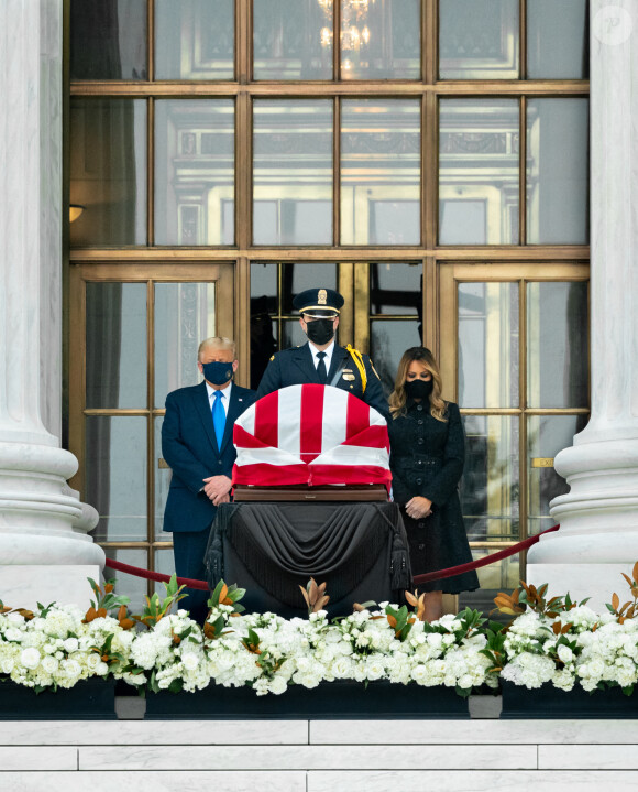Donald Trump et son épouse Melania rendent hommage à la juge Ruth Bader Ginsburg à la Cour suprême de Washington, le 24 septembre 2020. 