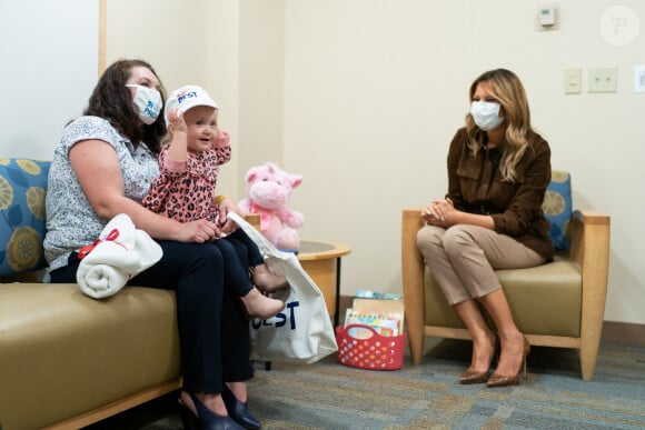 La Première Dame Melania Trump rencontre Judy Buckley et Cathy Miller, praticiens de Reiki, lors d'un briefing sur l'approche thérapeutique du syndrome d'abstinence néonatale le jeudi 17 septembre 2020, à l'hôpital Concord de Concord, N.H.