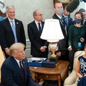 Donald Trump et son épouse épouse Melania avec le Premier ministre israélien Benjamin Netanyahu et sa femme Sara Netanyahu dans le bureau ovale, à la Maison Blanche, Washington, le 15 septembre 2020.