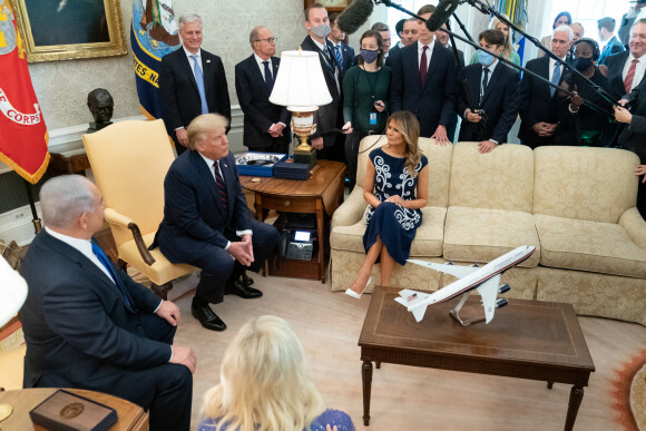 Donald Trump et son épouse épouse Melania avec le Premier ministre israélien Benjamin Netanyahu et sa femme Sara Netanyahu dans le bureau ovale, à la Maison Blanche, Washington, le 15 septembre 2020.