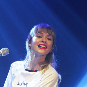 La chanteuse Angèle donne un concert au piano - 3ème édition de l'évènement "Run to kick" (dont le but est de collecter des fonds et de financer des projets de recherche innovants contre le cancer pédiatrique) à Louvain-la-Neuve en Belgique, le 27 septembre 2020.