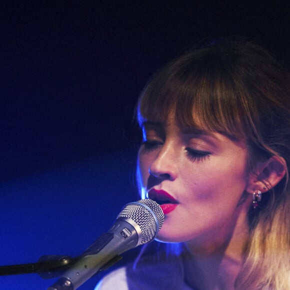 La chanteuse Angèle donne un concert au piano - 3ème édition de l'évènement "Run to kick" (dont le but est de collecter des fonds et de financer des projets de recherche innovants contre le cancer pédiatrique) à Louvain-la-Neuve en Belgique, le 27 septembre 2020.